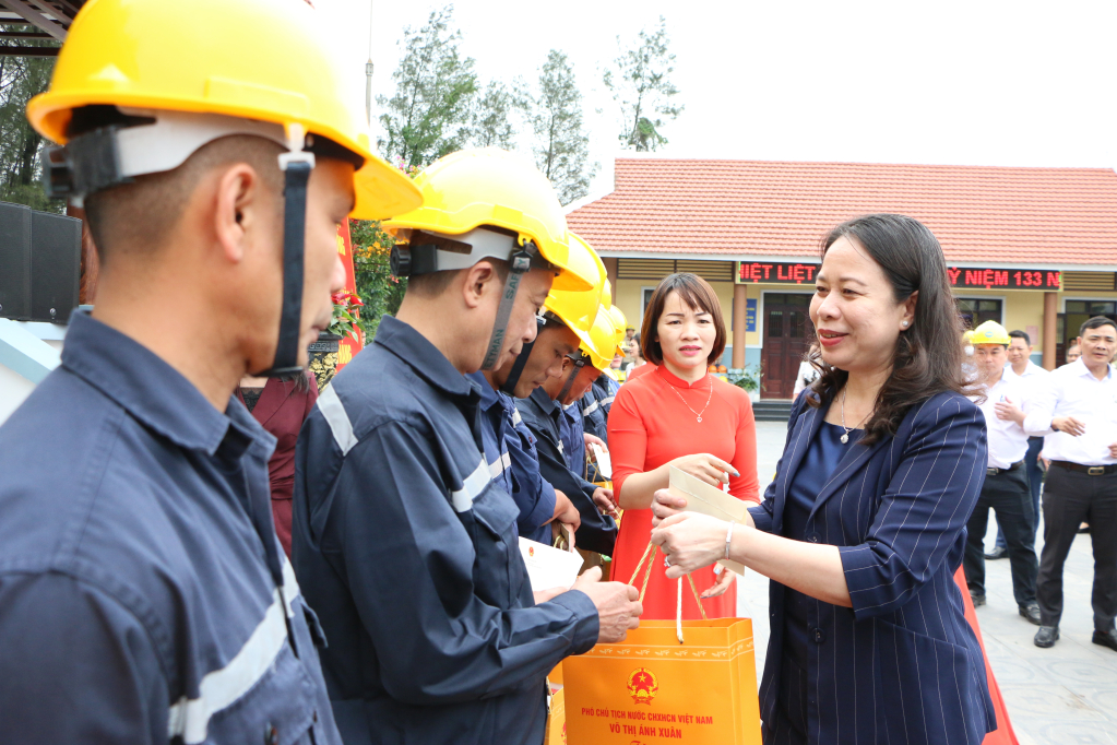 Phó Chủ tịch nước Võ Thị Ánh Xuân thăm hỏi, động viên công nhân ngành than - Ảnh 1.