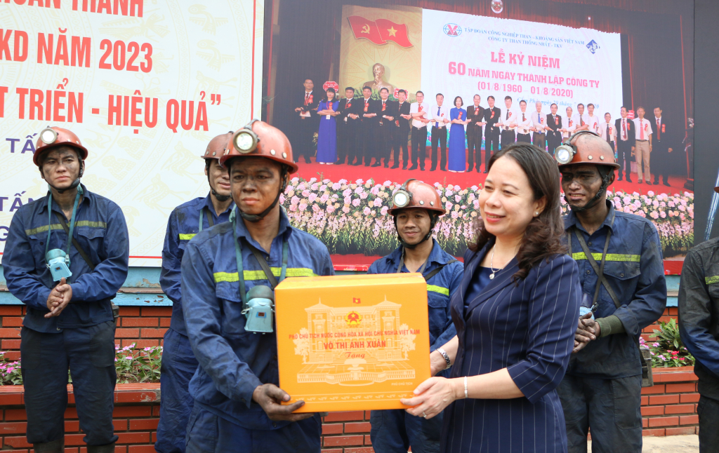 Phó Chủ tịch nước Võ Thị Ánh Xuân thăm hỏi, động viên công nhân ngành than - Ảnh 2.