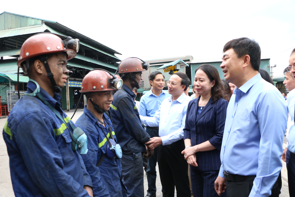 Phó Chủ tịch nước Võ Thị Ánh Xuân thăm hỏi, động viên công nhân ngành than - Ảnh 3.