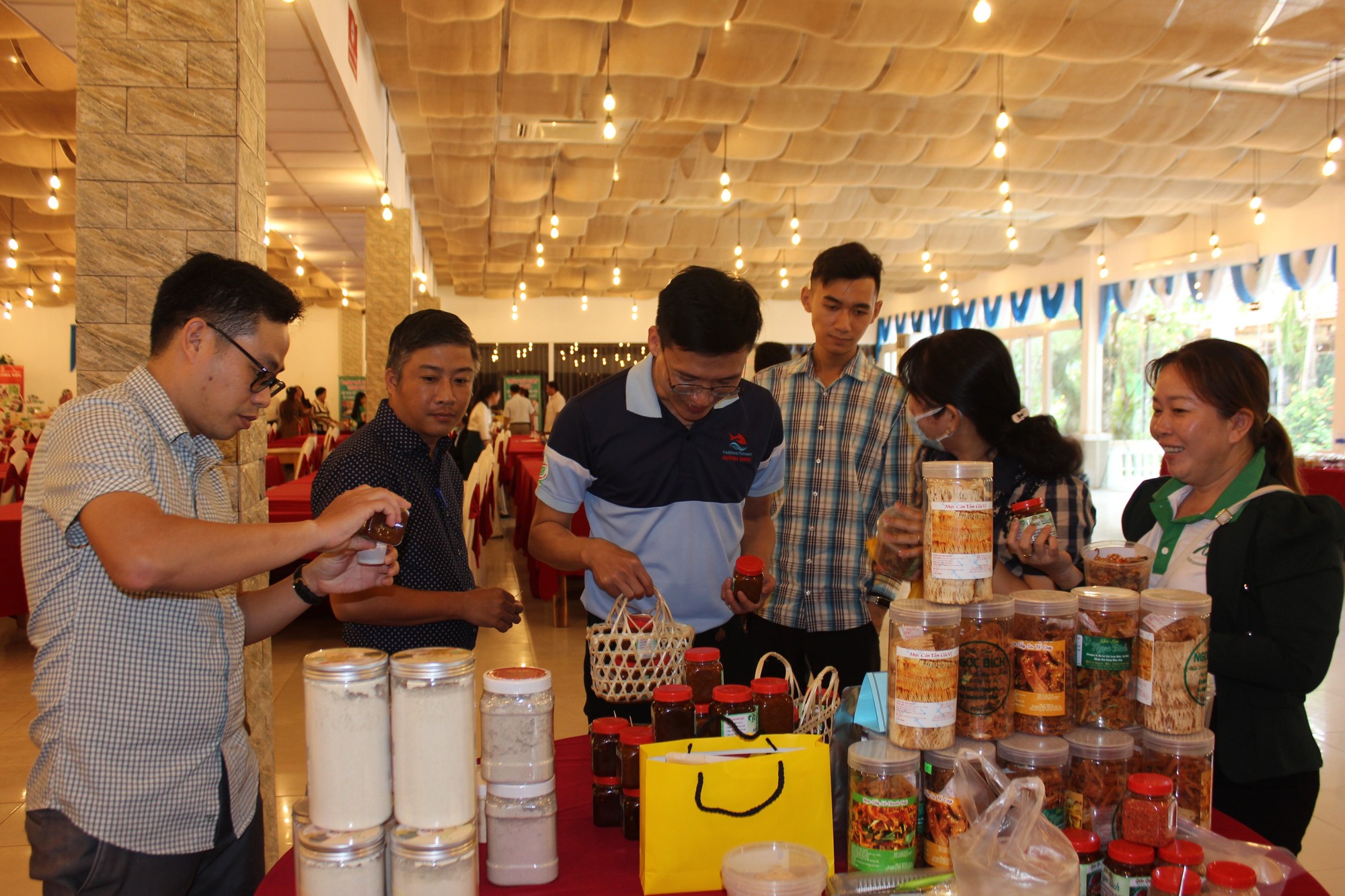 Kiên Giang: Kết nối giao thương tiêu thụ sản phẩm nông nghiệp, công nghiệp nông thôn tiêu biểu, OCOP - Ảnh 2.