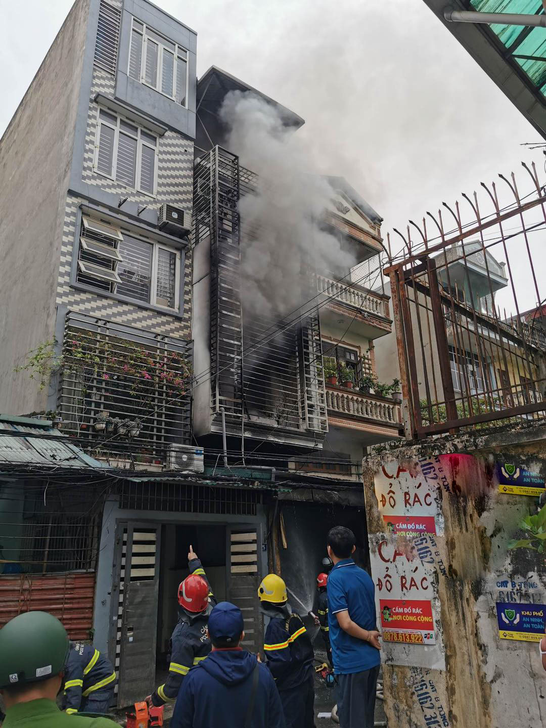 Cháy nhà 4 tầng ở Hà Nội, 3 cháu bé tử vong - Ảnh 1.