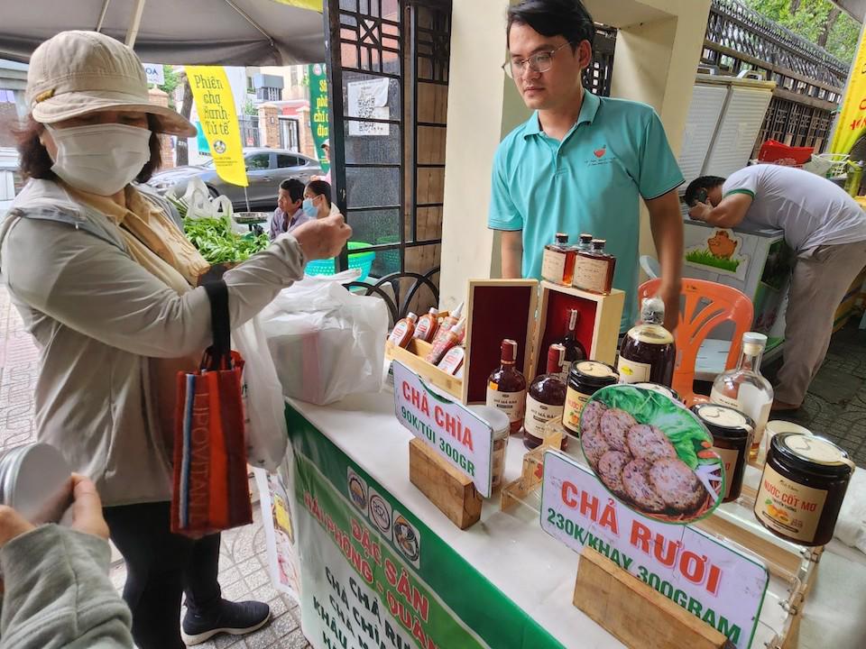 Người tiêu dùng hào hứng mua nông sản sạch từ Phiên chợ Xanh - Tử tế - Ảnh 12.