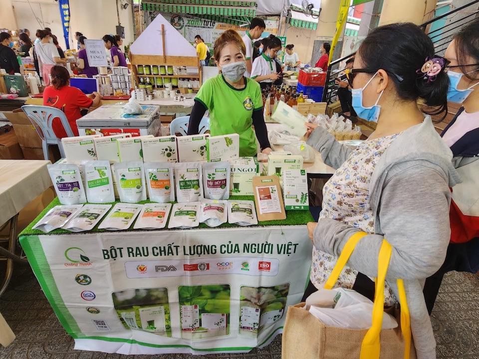 Người tiêu dùng hào hứng mua nông sản sạch từ Phiên chợ Xanh - Tử tế - Ảnh 4.