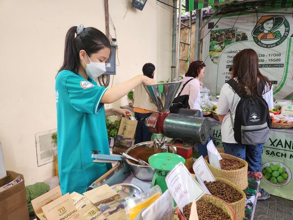 Người tiêu dùng hào hứng mua nông sản sạch từ Phiên chợ Xanh - Tử tế - Ảnh 7.