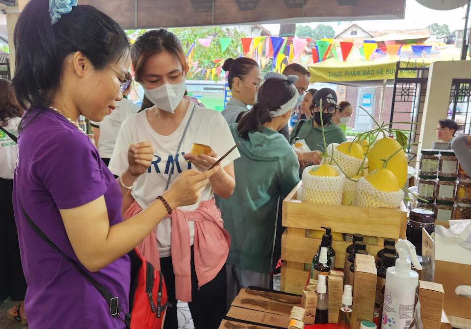 Người tiêu dùng hào hứng mua nông sản sạch từ Phiên chợ Xanh - Tử tế - Ảnh 10.