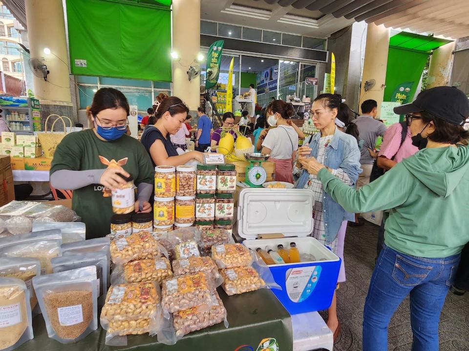 Người tiêu dùng hào hứng mua nông sản sạch từ Phiên chợ Xanh - Tử tế - Ảnh 11.