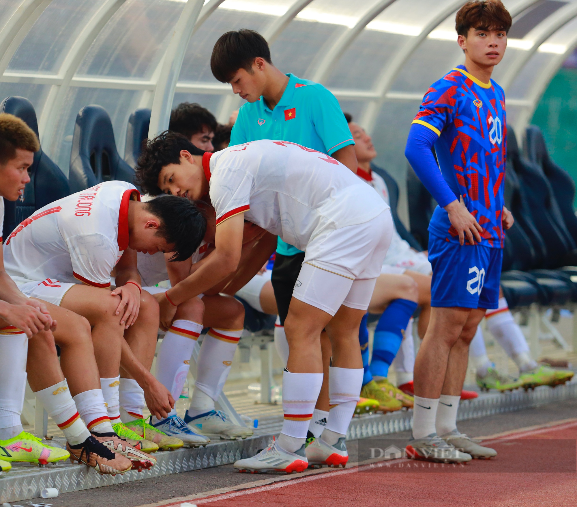 Phan Tuấn Tài khóc nức nở sau trận thua phút chót của U22 Việt Nam - Ảnh 6.