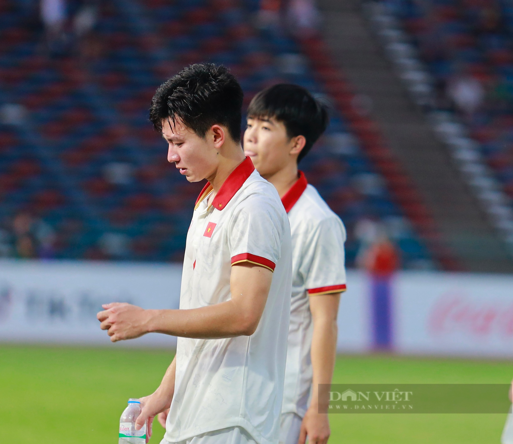 Phan Tuấn Tài khóc nức nở sau trận thua phút chót của U22 Việt Nam - Ảnh 4.