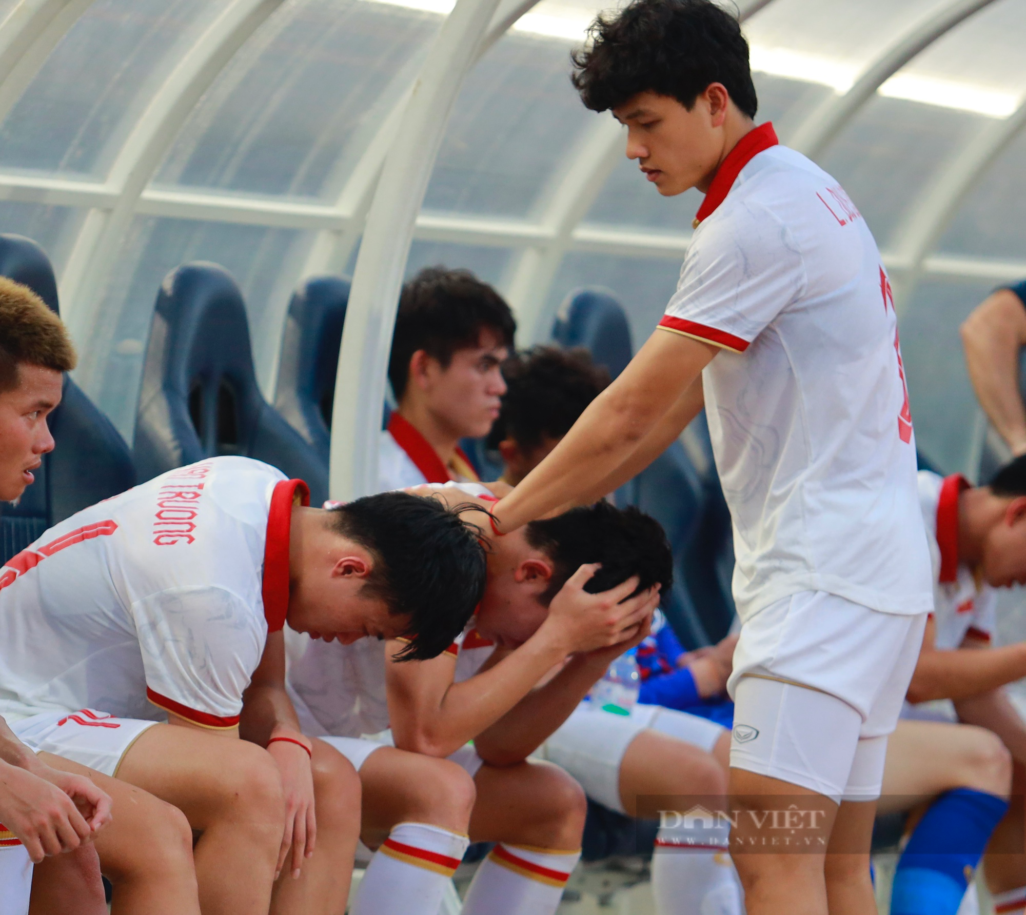 Phan Tuấn Tài khóc nức nở sau trận thua phút chót của U22 Việt Nam - Ảnh 3.