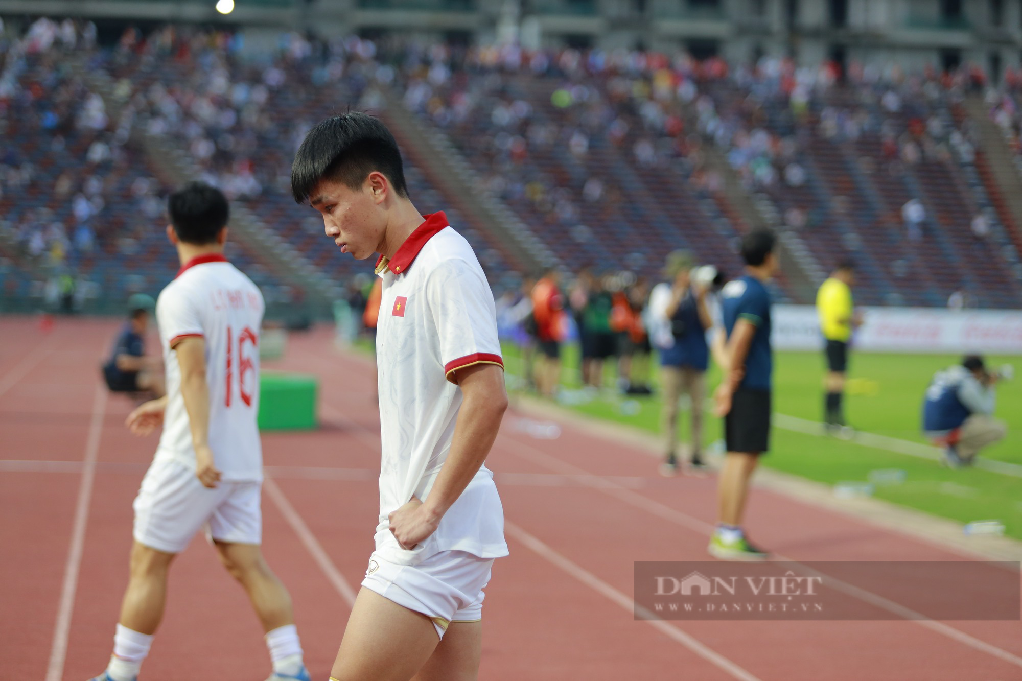 Phan Tuấn Tài khóc nức nở sau trận thua phút chót của U22 Việt Nam - Ảnh 2.