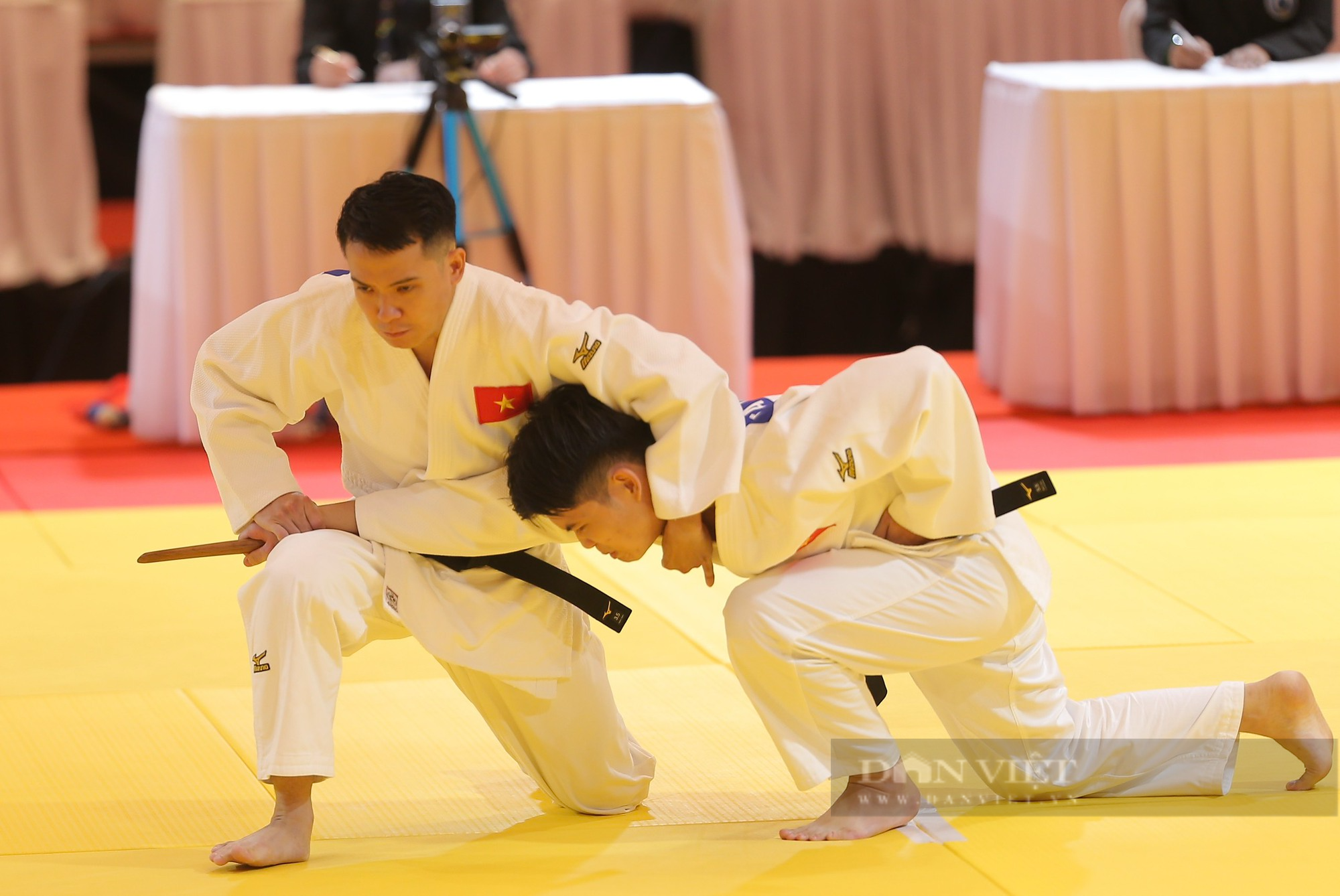 Tay không chống dao và kiếm, hotboy Việt Nam giành HCV SEA Games 32 - Ảnh 3.
