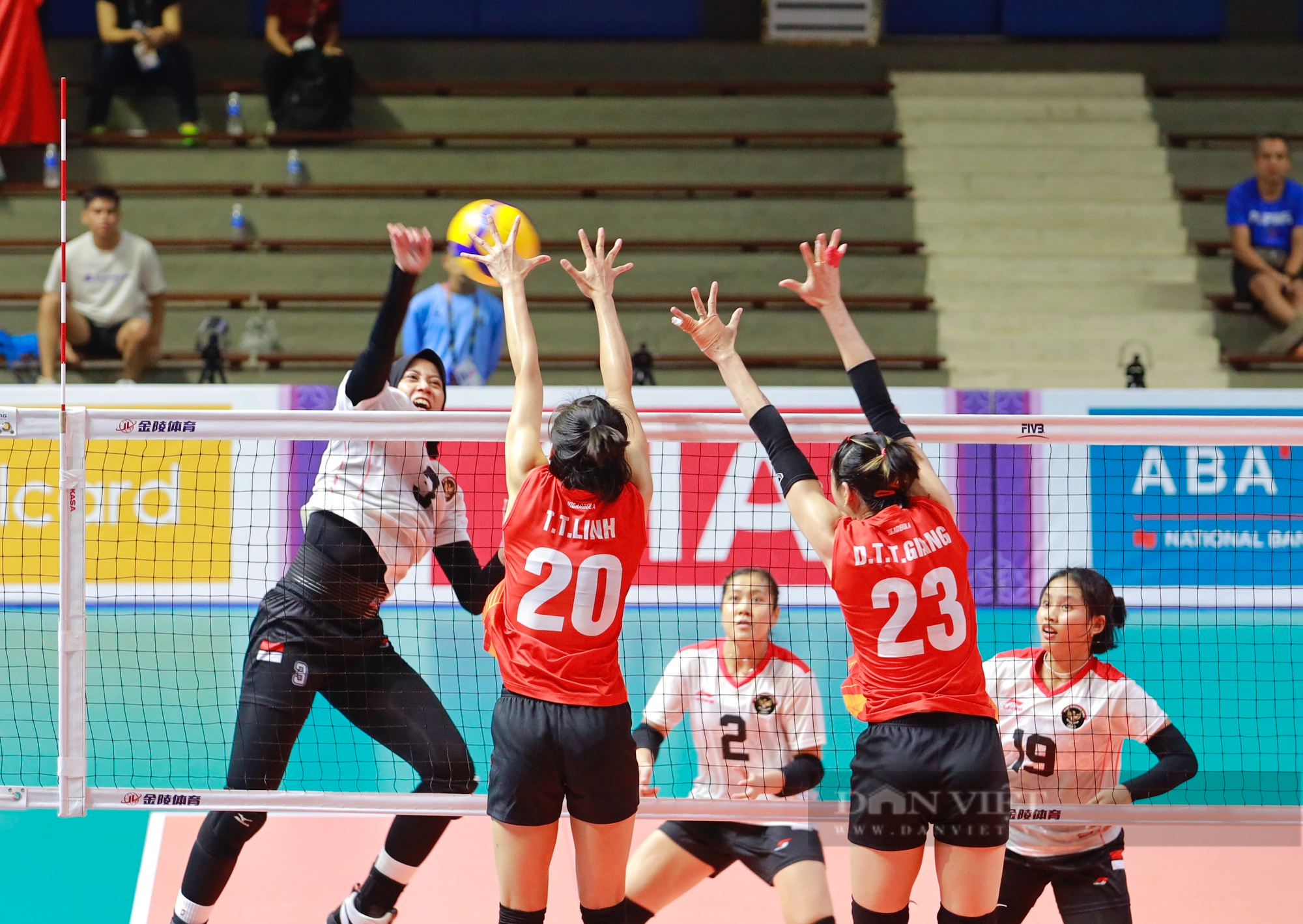 Các cô gái bóng chuyền nữ Indonesia bật khóc khi thua ĐT Việt Nam ở bán kết - Ảnh 1.