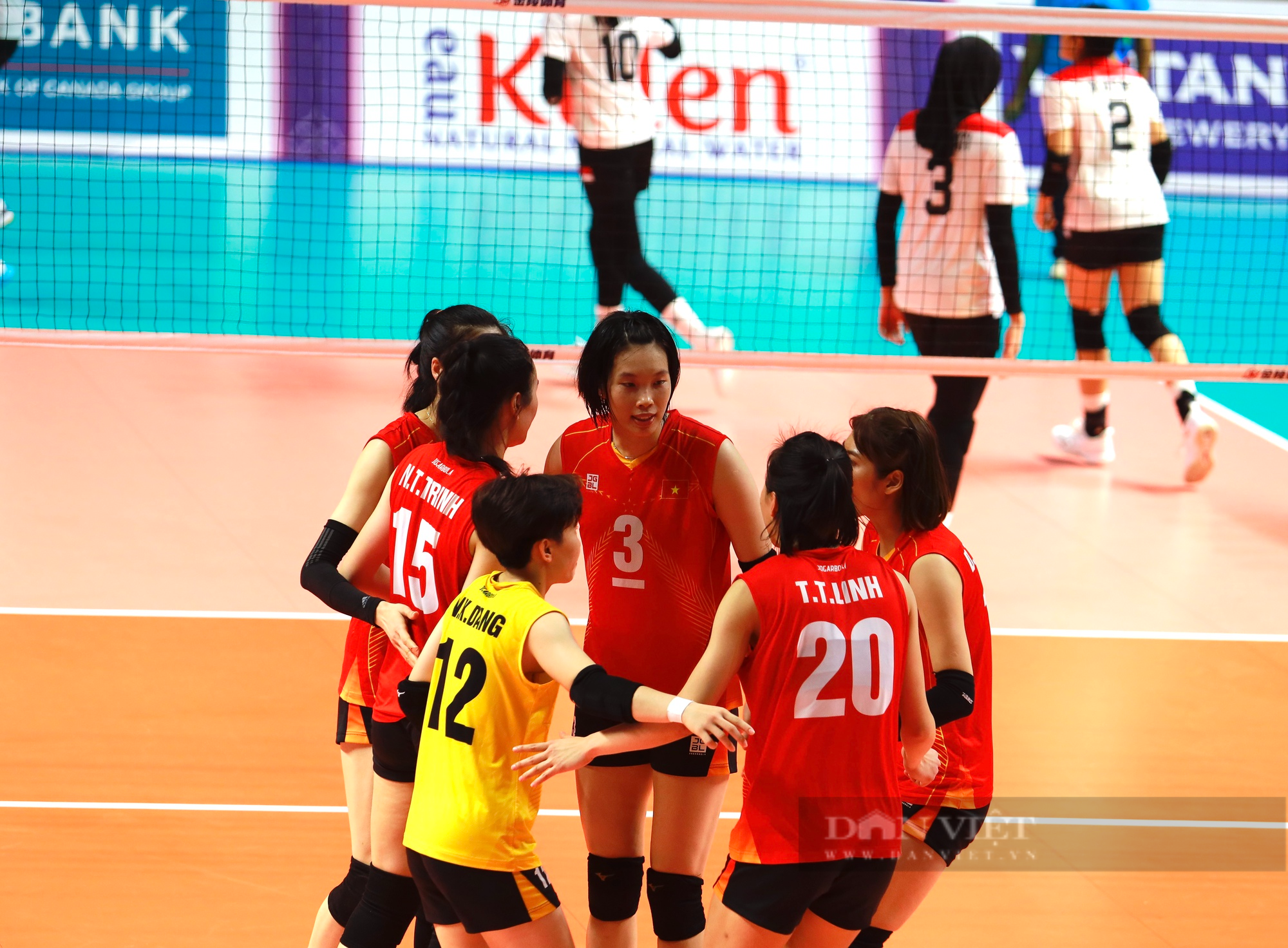 Các cô gái bóng chuyền nữ Indonesia bật khóc khi thua ĐT Việt Nam ở bán kết - Ảnh 4.