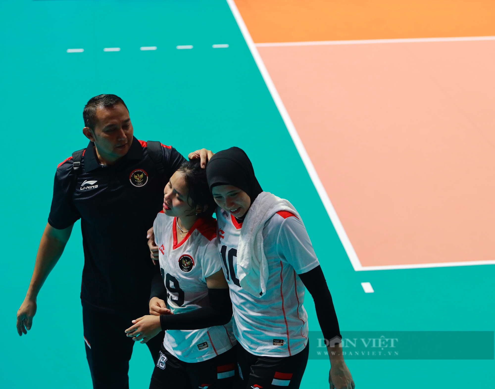 Các cô gái bóng chuyền nữ Indonesia bật khóc khi thua ĐT Việt Nam ở bán kết - Ảnh 6.