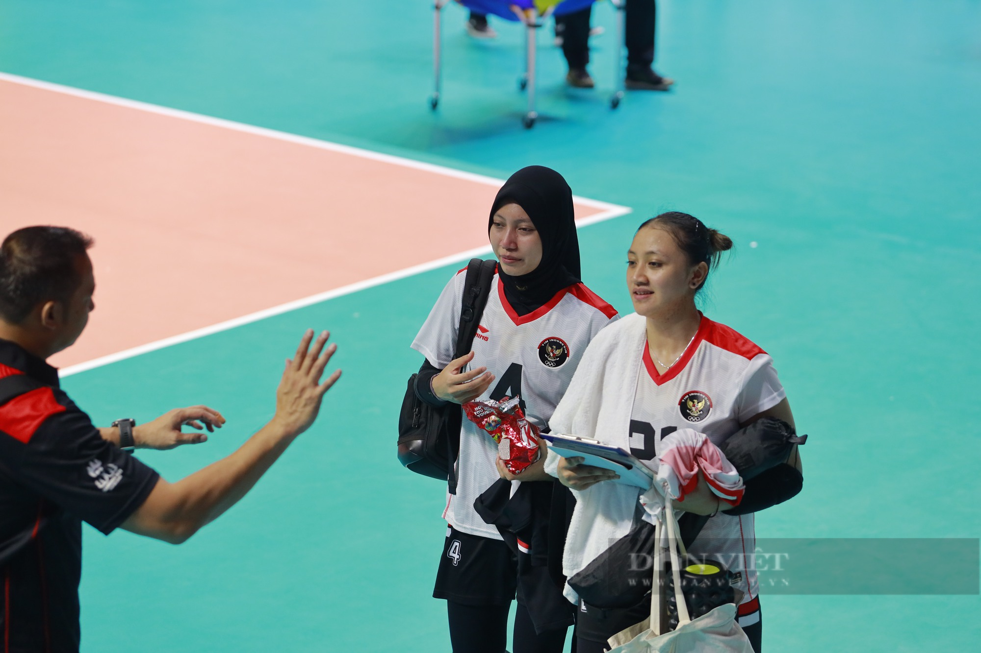 Các cô gái bóng chuyền nữ Indonesia bật khóc khi thua ĐT Việt Nam ở bán kết - Ảnh 7.