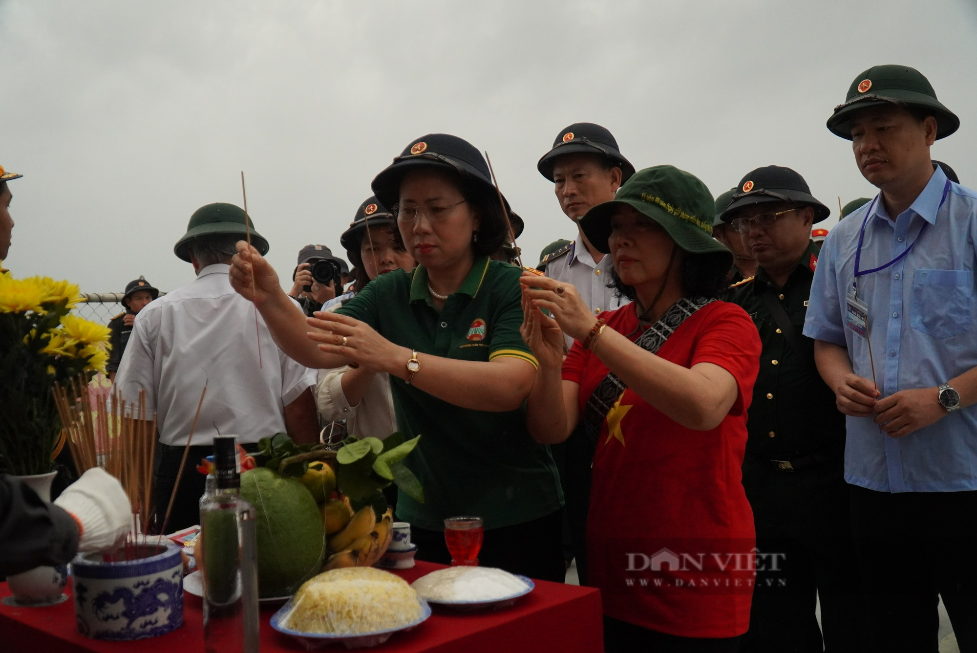 Đoàn công tác Trung ương Hội NDVN thăm, tặng quà trên đảo Len Đao: &quot;Bức tường thép&quot; giữa sóng gió Trường Sa (bài 2) - Ảnh 2.