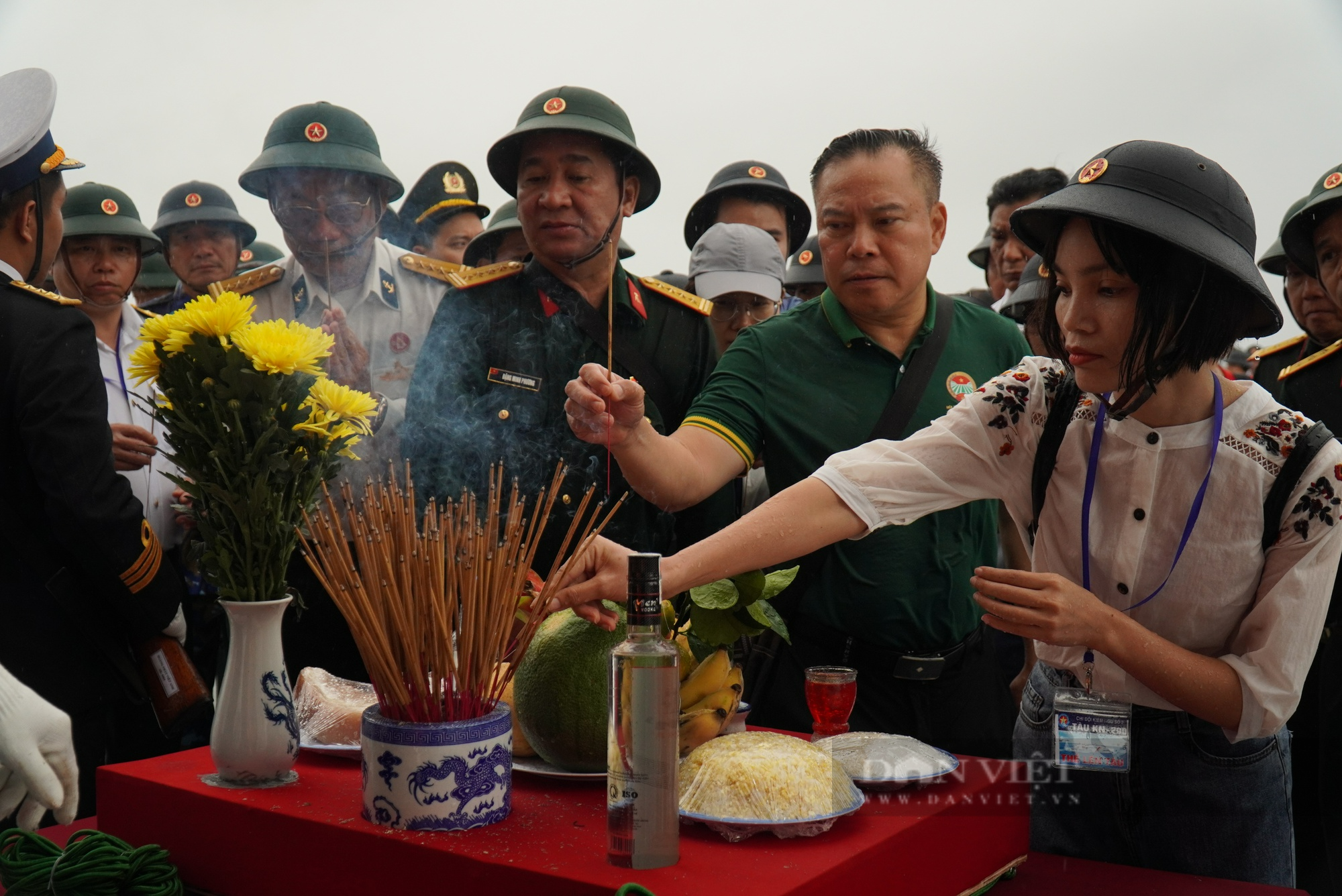 Đoàn công tác Trung ương Hội NDVN thăm, tặng quà trên đảo Len Đao: &quot;Bức tường thép&quot; giữa sóng gió Trường Sa (bài 2) - Ảnh 3.