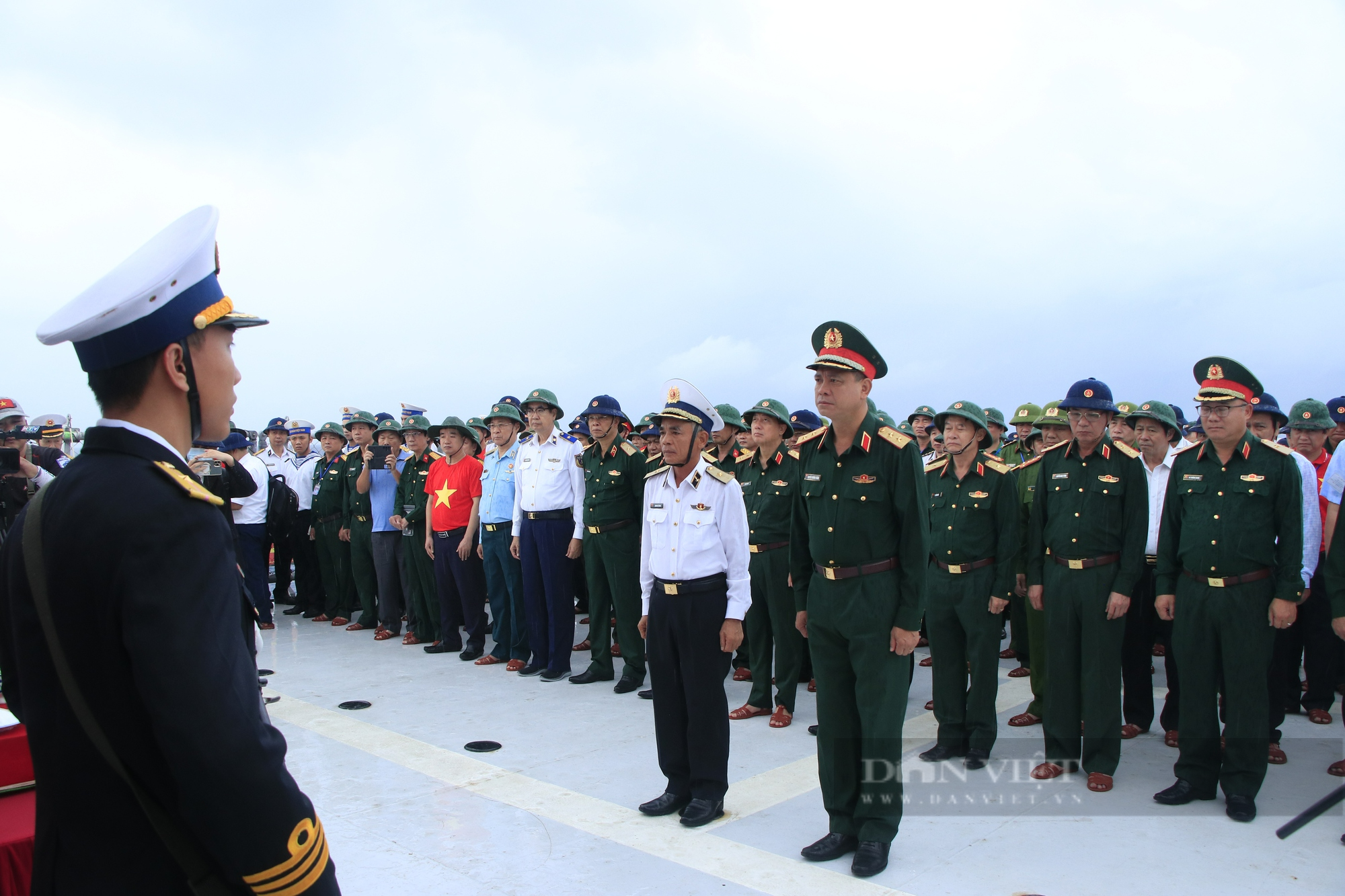 Đoàn công tác Trung ương Hội NDVN thăm, tặng quà trên đảo Len Đao: &quot;Bức tường thép&quot; giữa sóng gió Trường Sa (bài 2) - Ảnh 1.