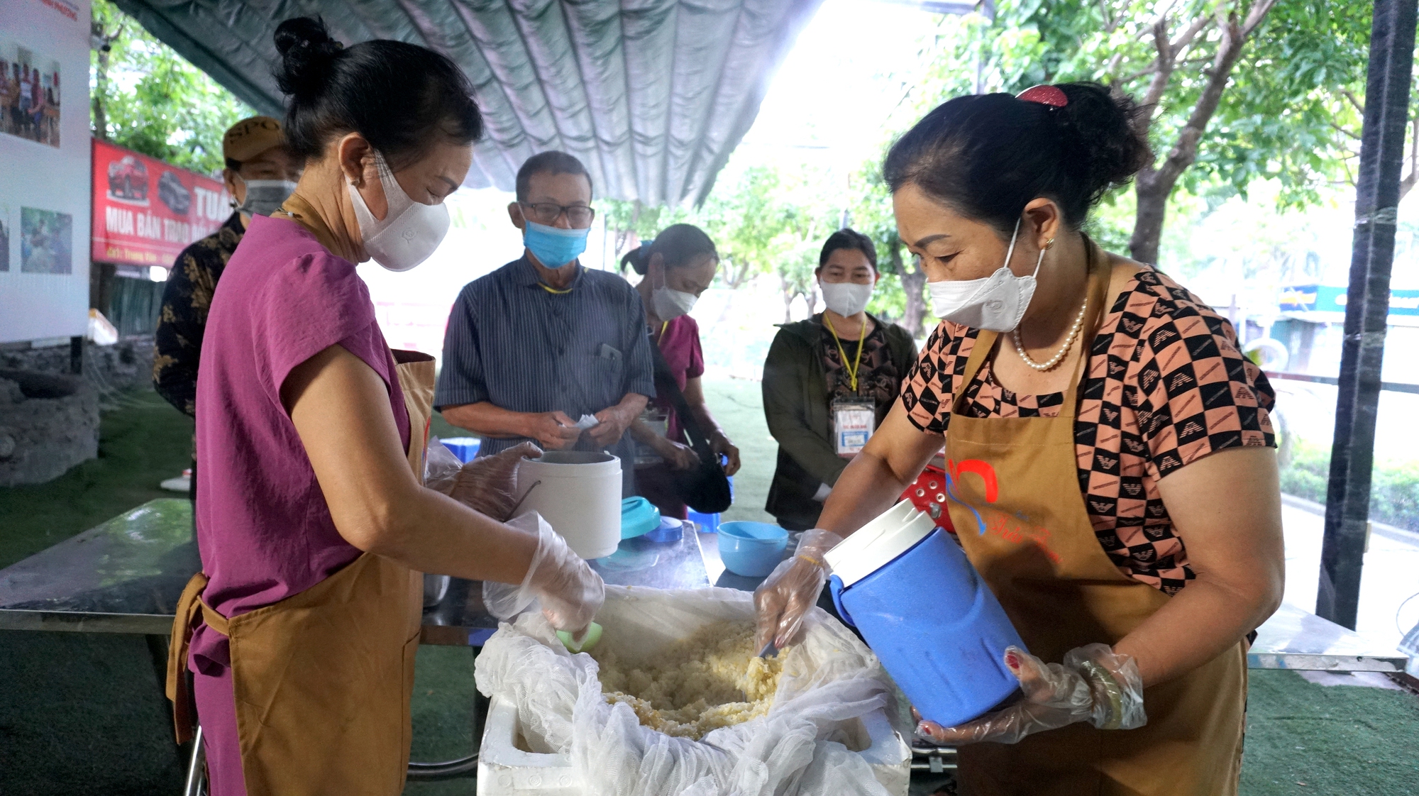 Dẻo thơm bữa sáng dành tặng bệnh nhân nghèo - Ảnh 5.