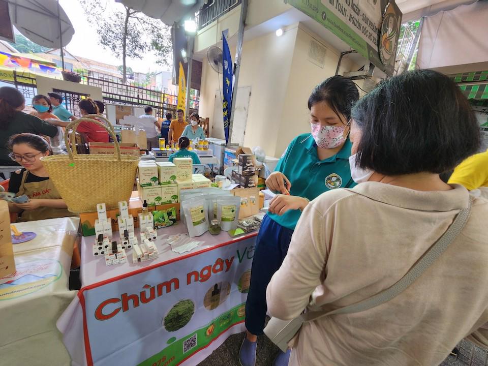 Người tiêu dùng hào hứng mua nông sản sạch từ Phiên chợ Xanh - Tử tế - Ảnh 5.