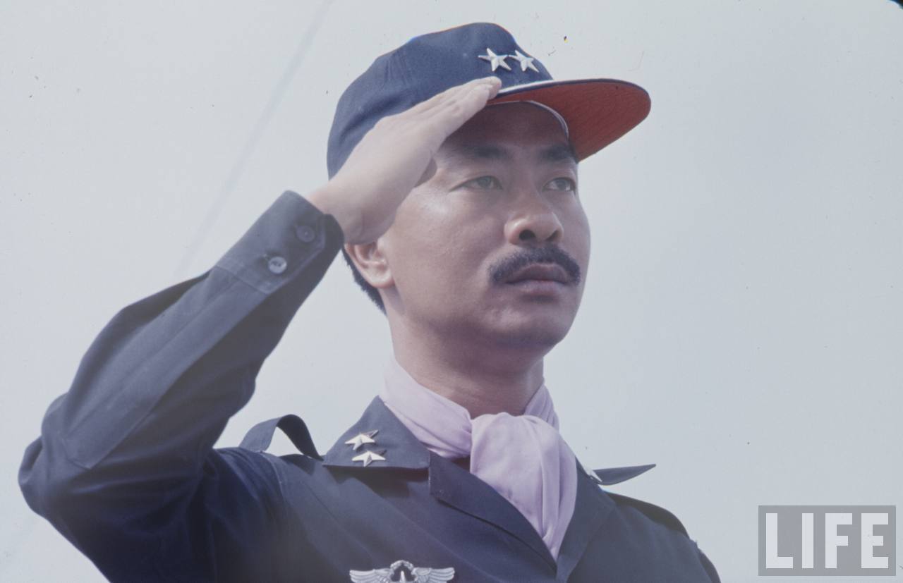 Tướng Nguyễn Cao Kỳ đi đá gà bằng... trực thăng - Ảnh 1.