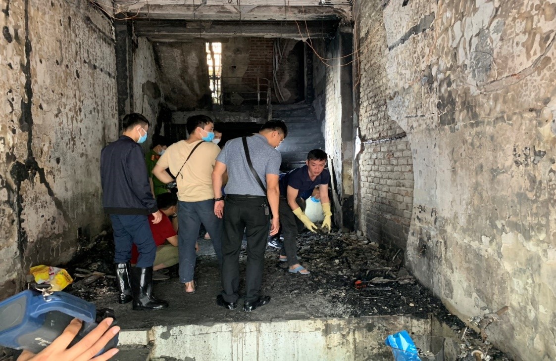 Vụ cháy nhà chết 4 bà cháu ở Hà Đông, Hà Nội: Hàng xóm đã ném quả nổ cứu hỏa nhưng lửa quá lớn - Ảnh 1.