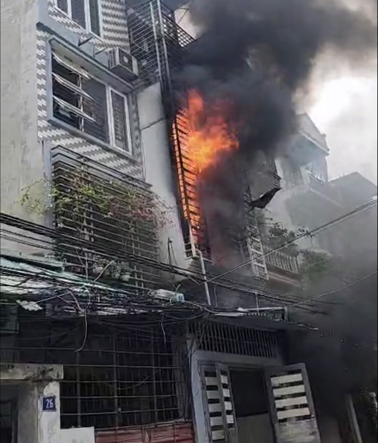 Hiện trường đau lòng vụ cháy nhà chết 4 bà cháu ở Hà Đông, Hà Nội - Ảnh 1.