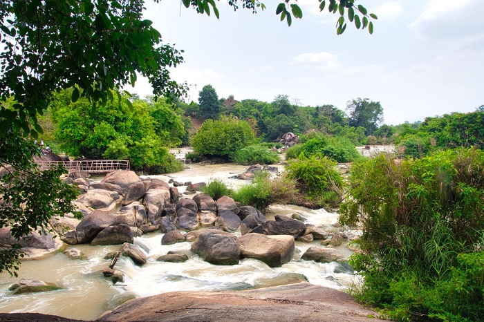 Đây là thác nước &quot;hút hồn&quot; ở Đồng Nai, vô số hòn đá hình thù kỳ dị, thiên hạ tha hồ tưởng tượng - Ảnh 2.