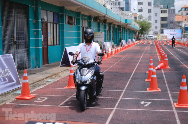 Những sai lầm tai hại khi đi xe máy - Ảnh 2.