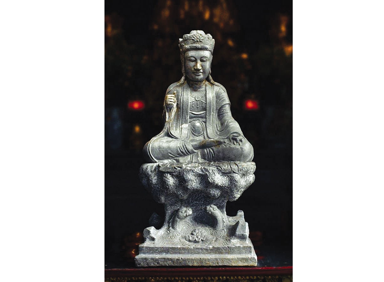 Vô tình đào được pho tượng cổ 30 năm trước tại chùa làng ở Bắc Ninh, nay là bảo vật Quốc gia - Ảnh 1.