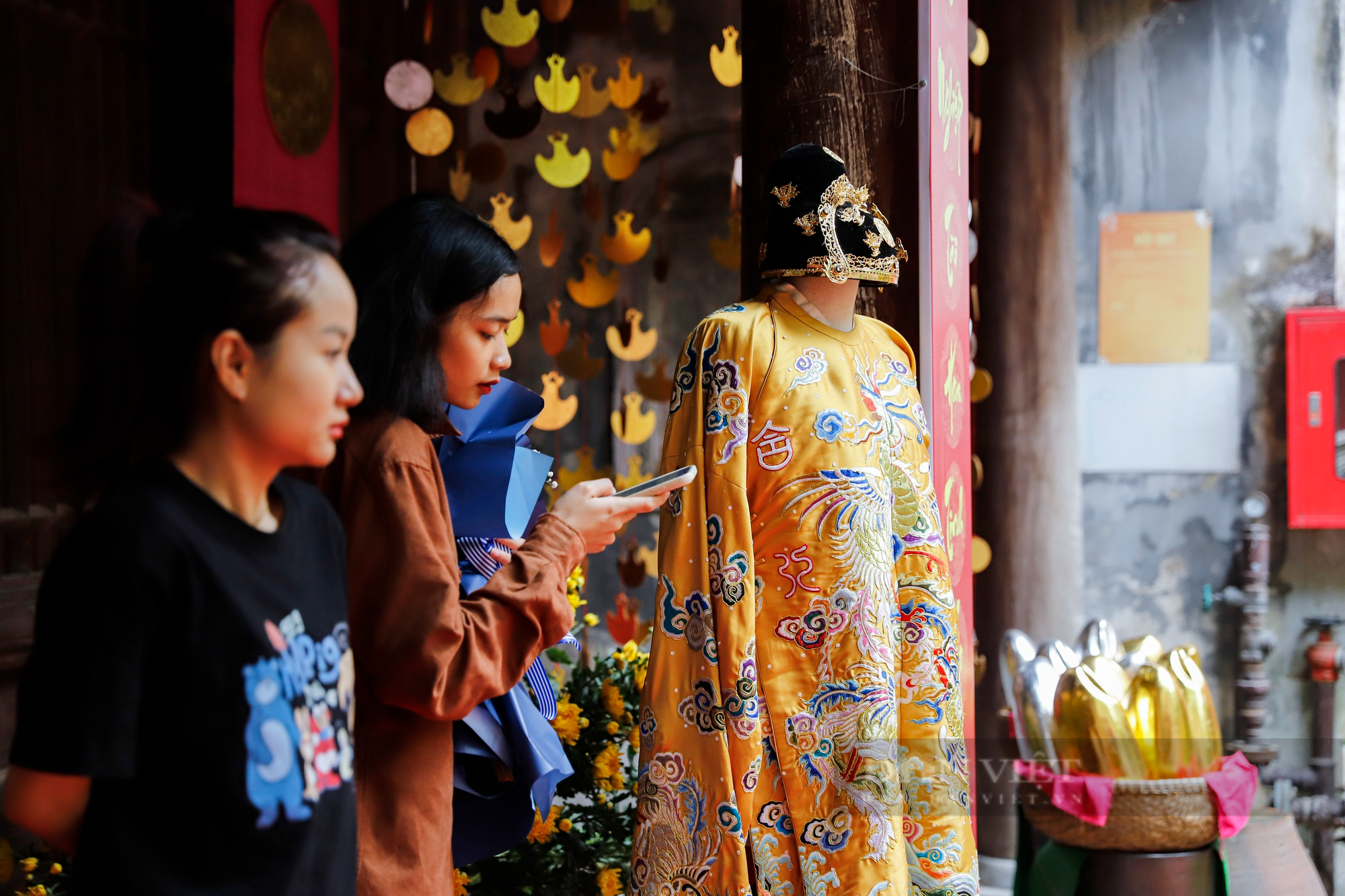 Cận cảnh bộ sưu tập cổ phục “Dệt gấm thêu hoa” tại phố cổ Hà Nội - Ảnh 5.