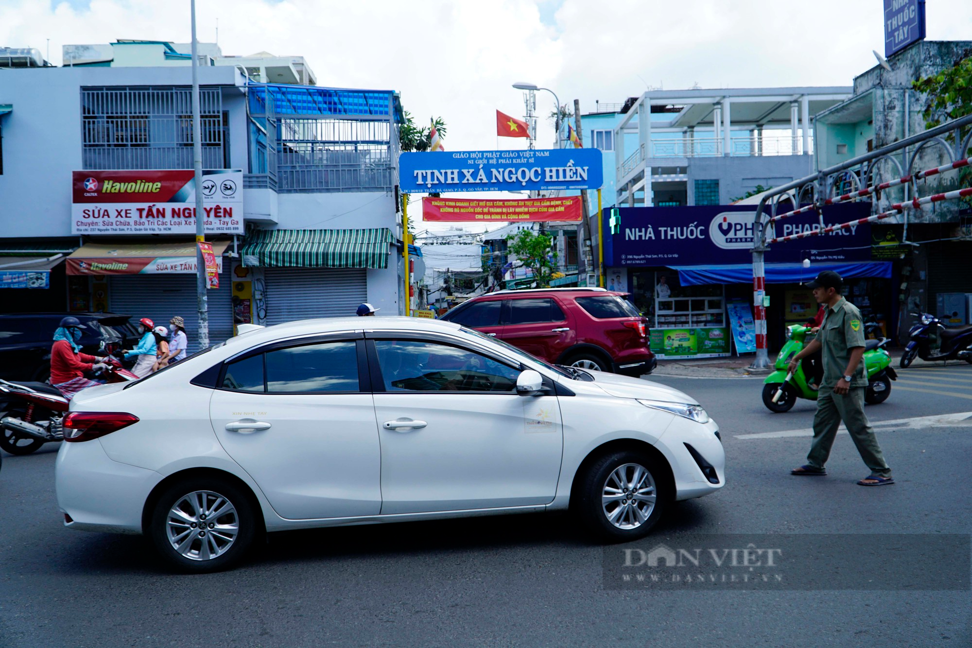 Nhiều tài xế lúng túng quay đầu ô tô trước cầu An Phú Đông - Ảnh 2.