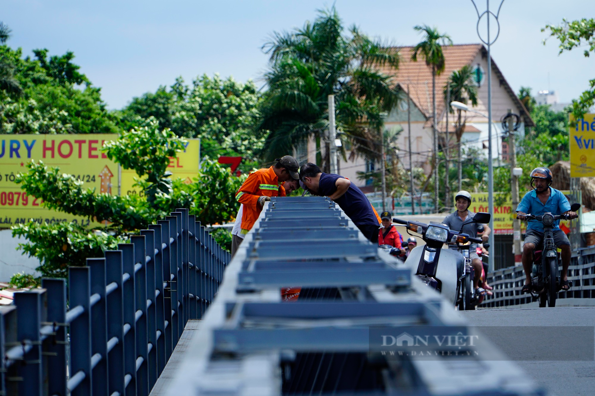 Nhiều tài xế lúng túng quay đầu ô tô trước cầu An Phú Đông - Ảnh 6.