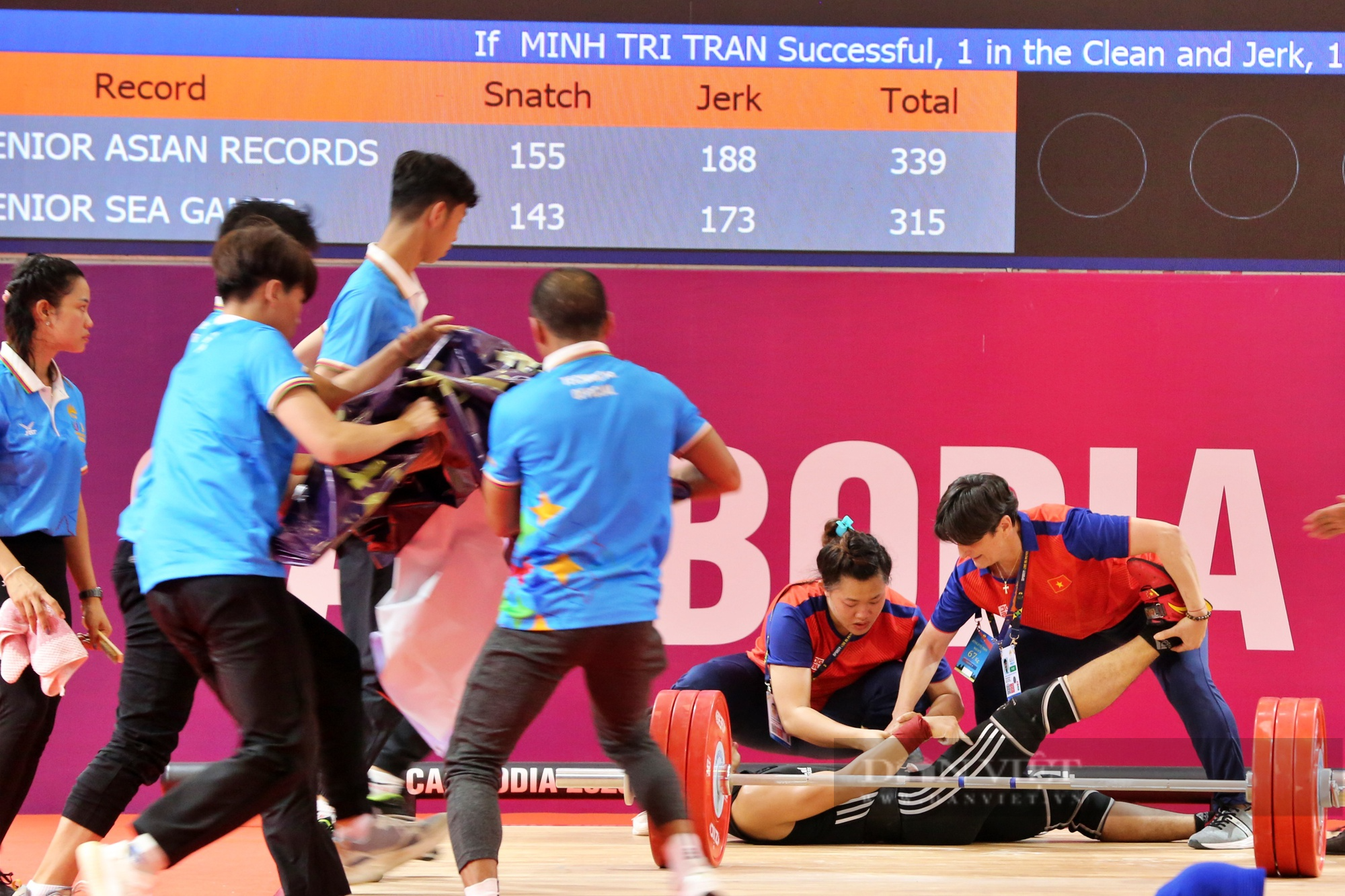 Ảnh: Khoảnh khắc lực sĩ cử tạ 19 tuổi Trần Minh Trí khiến NTĐ Olympic &quot;nổ tung&quot; - Ảnh 7.