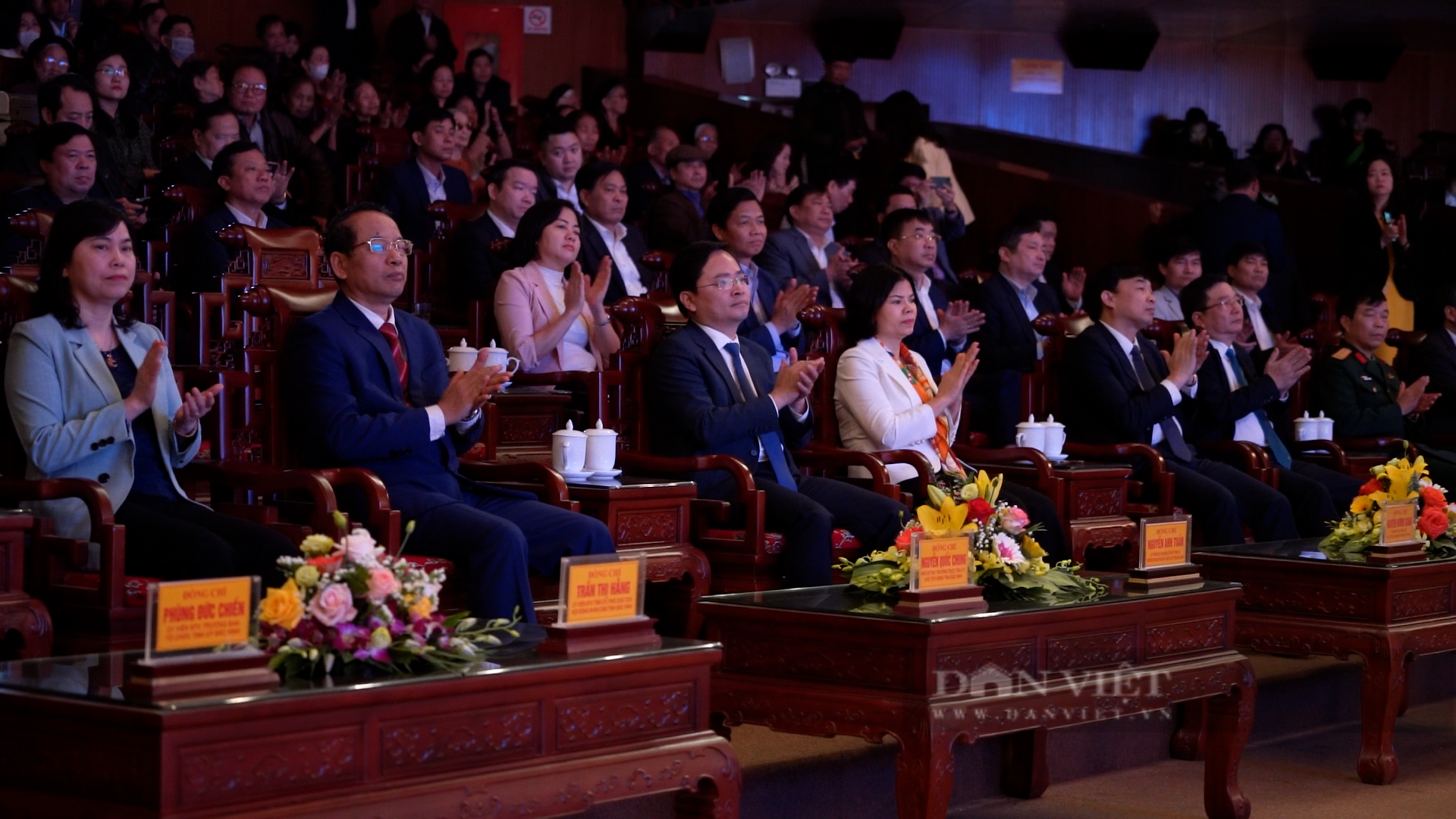 Hàng trăm ghế gỗ trong Nhà hát dân ca Quan họ Bắc Ninh, Bí thư Đảng ủy phường Đồng Kỵ nói &quot;phù hợp&quot; - Ảnh 2.