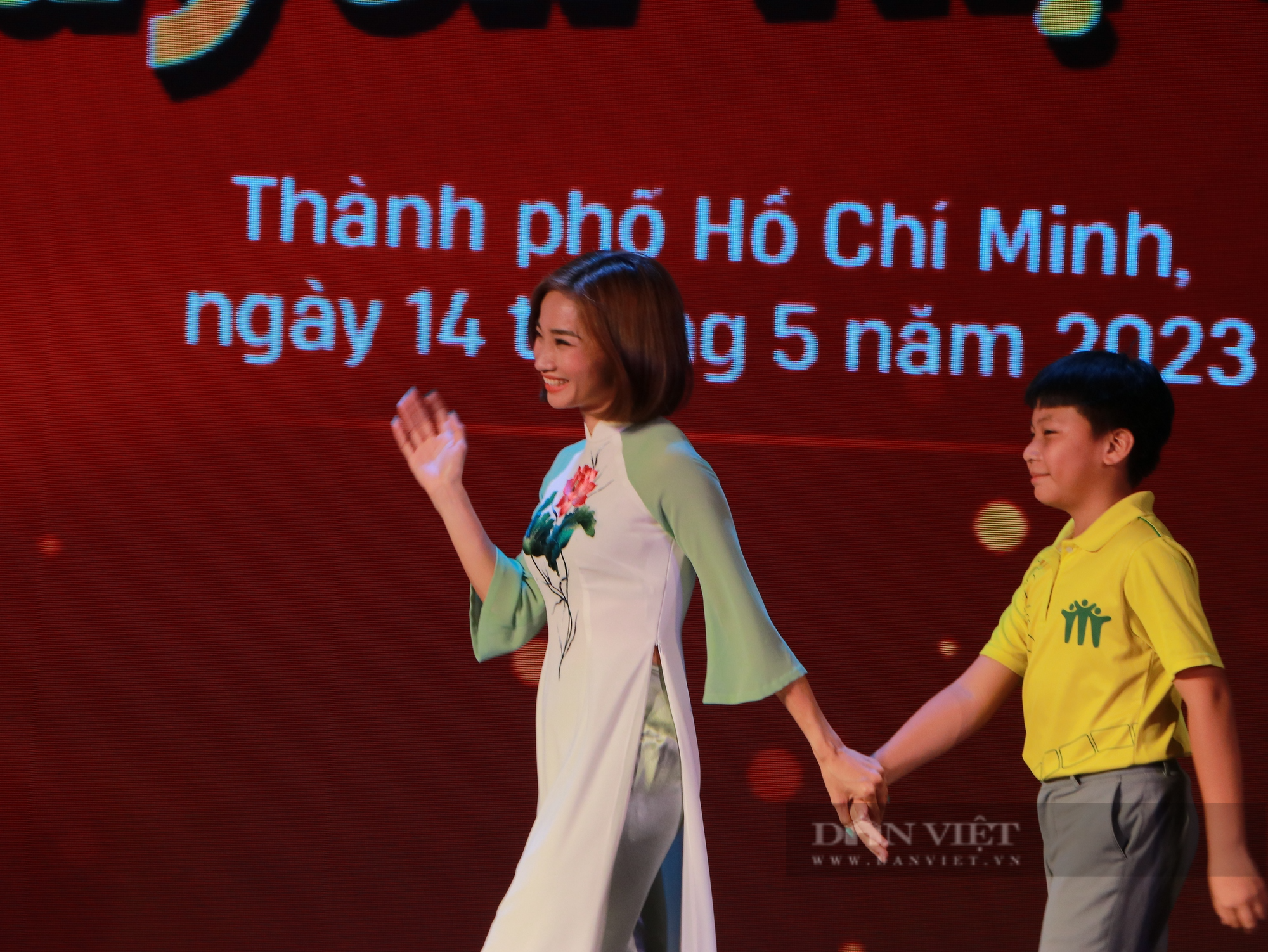 Nguyễn Thị Oanh thướt tha trong áo dài truyền thống, giao lưu với giới trẻ TP.HCM - Ảnh 4.