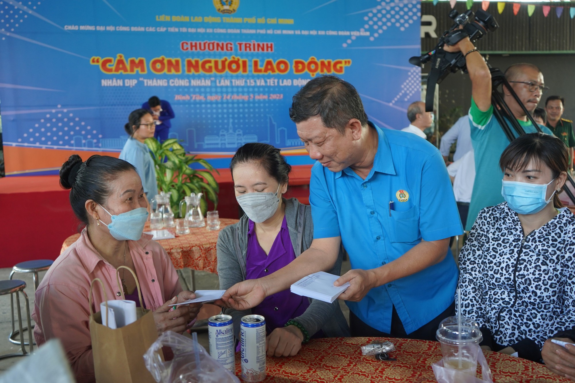 TP.HCM: &quot;Cám ơn người lao động&quot; với 10.000 phần quà ý nghĩa - Ảnh 3.