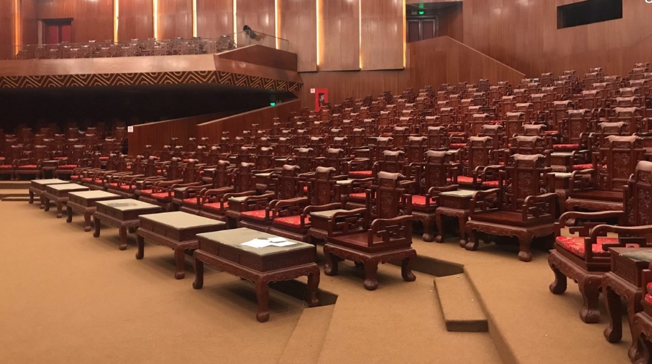 Hàng trăm ghế gỗ trong Nhà hát dân ca Quan họ Bắc Ninh, Bí thư Đảng ủy phường Đồng Kỵ nói &quot;phù hợp&quot; - Ảnh 1.