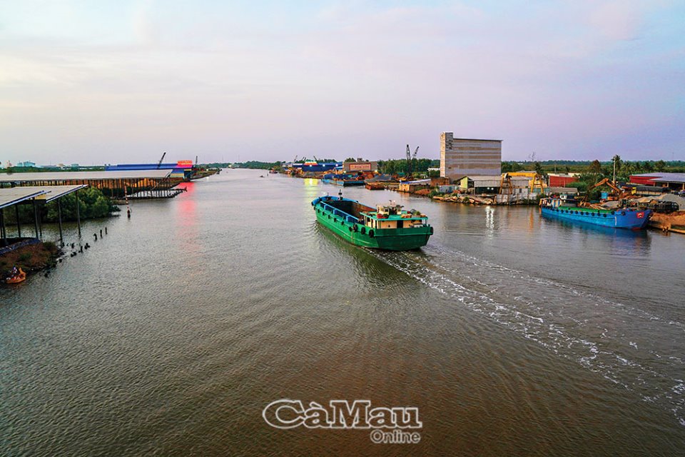 Dòng sông nổi tiếng ở Cà Mau dài chỉ 58km đổ ra vịnh Thái Lan, tàu thuyền tấp nập, ai cũng muốn đến xem - Ảnh 1.