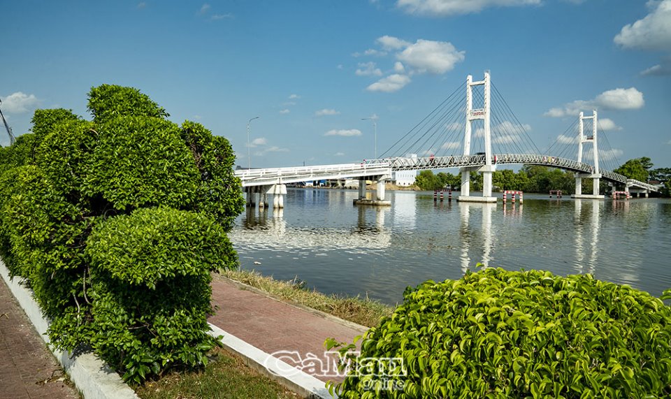 Dòng sông nổi tiếng ở Cà Mau dài chỉ 58km đổ ra vịnh Thái Lan, tàu thuyền tấp nập, ai cũng muốn đến xem - Ảnh 2.