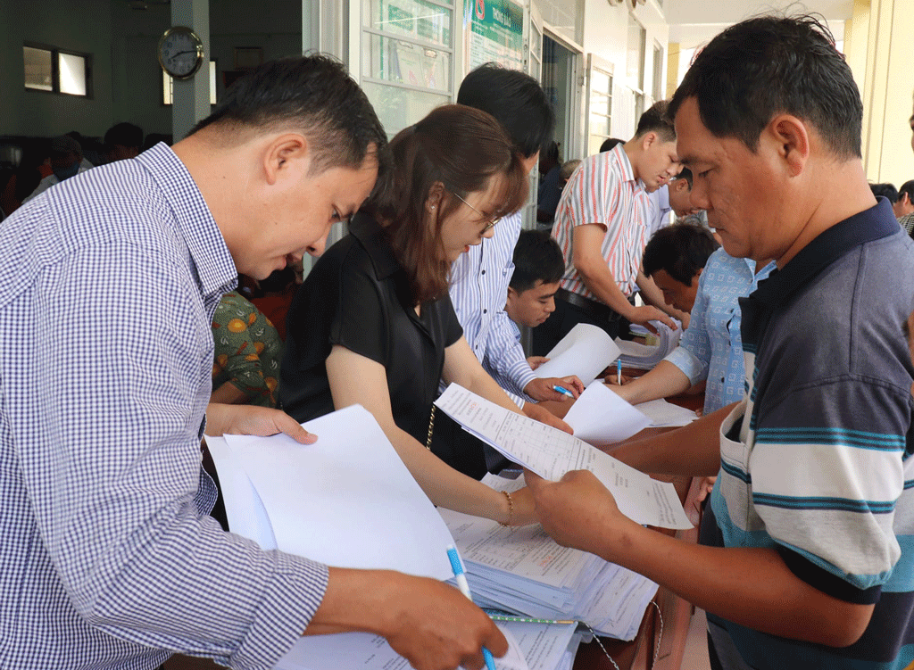 Long An: Nhiều hộ dân nhận tiền đền bù dự án giải phóng mặt bằng tái định cư và đô thị khu Thanh Phú - Ảnh 4.