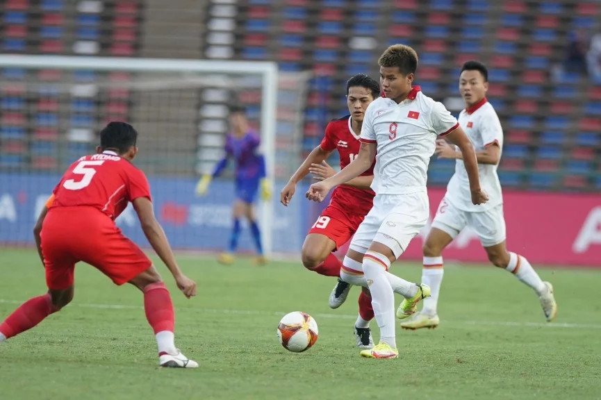 CĐV Indonesia ngỡ ngàng với chiến thắng của đội nhà trước U22 Việt Nam - Ảnh 1.