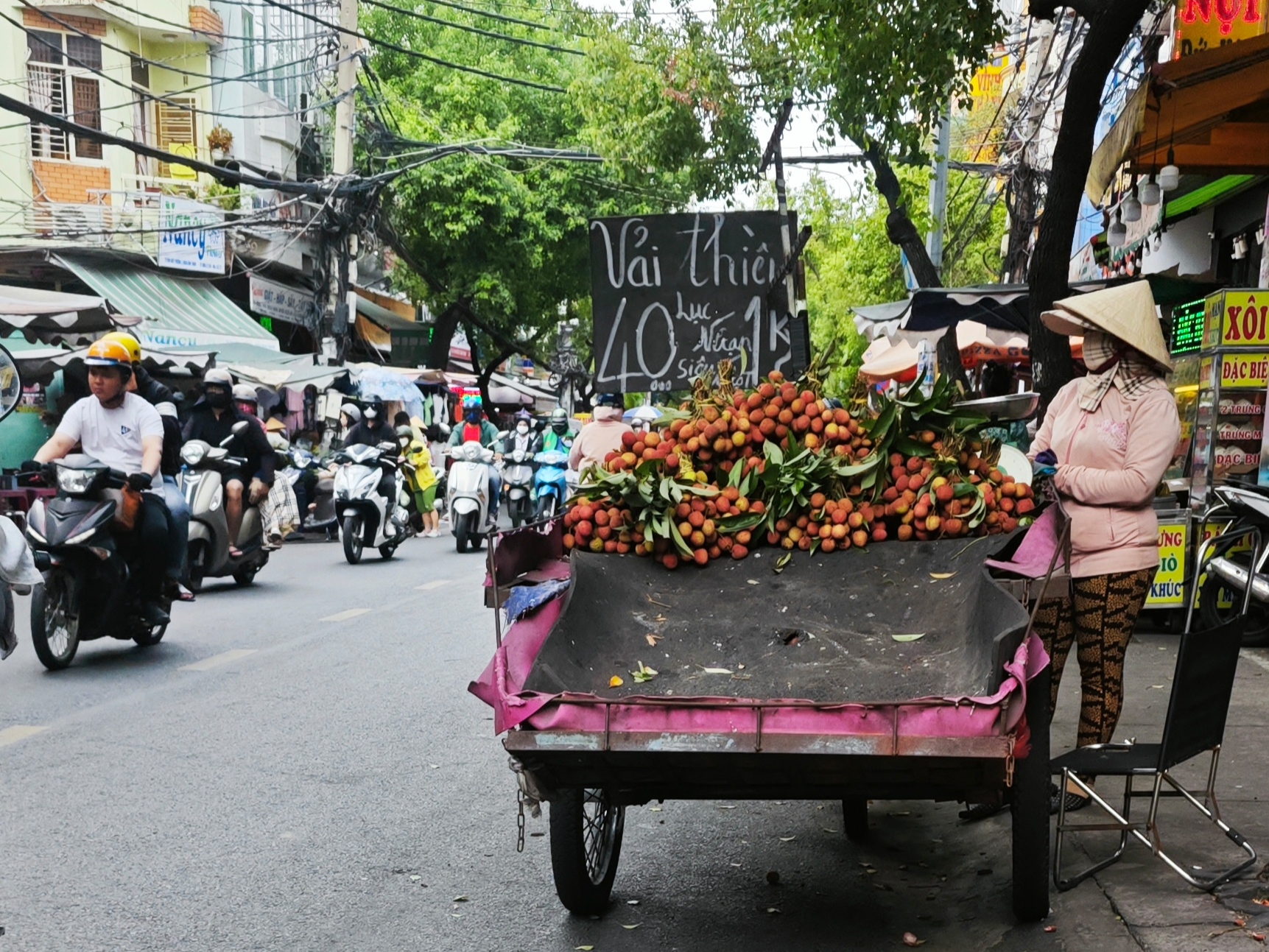 Vải thiều giá bình dân ngay từ đầu mùa - Ảnh 1.