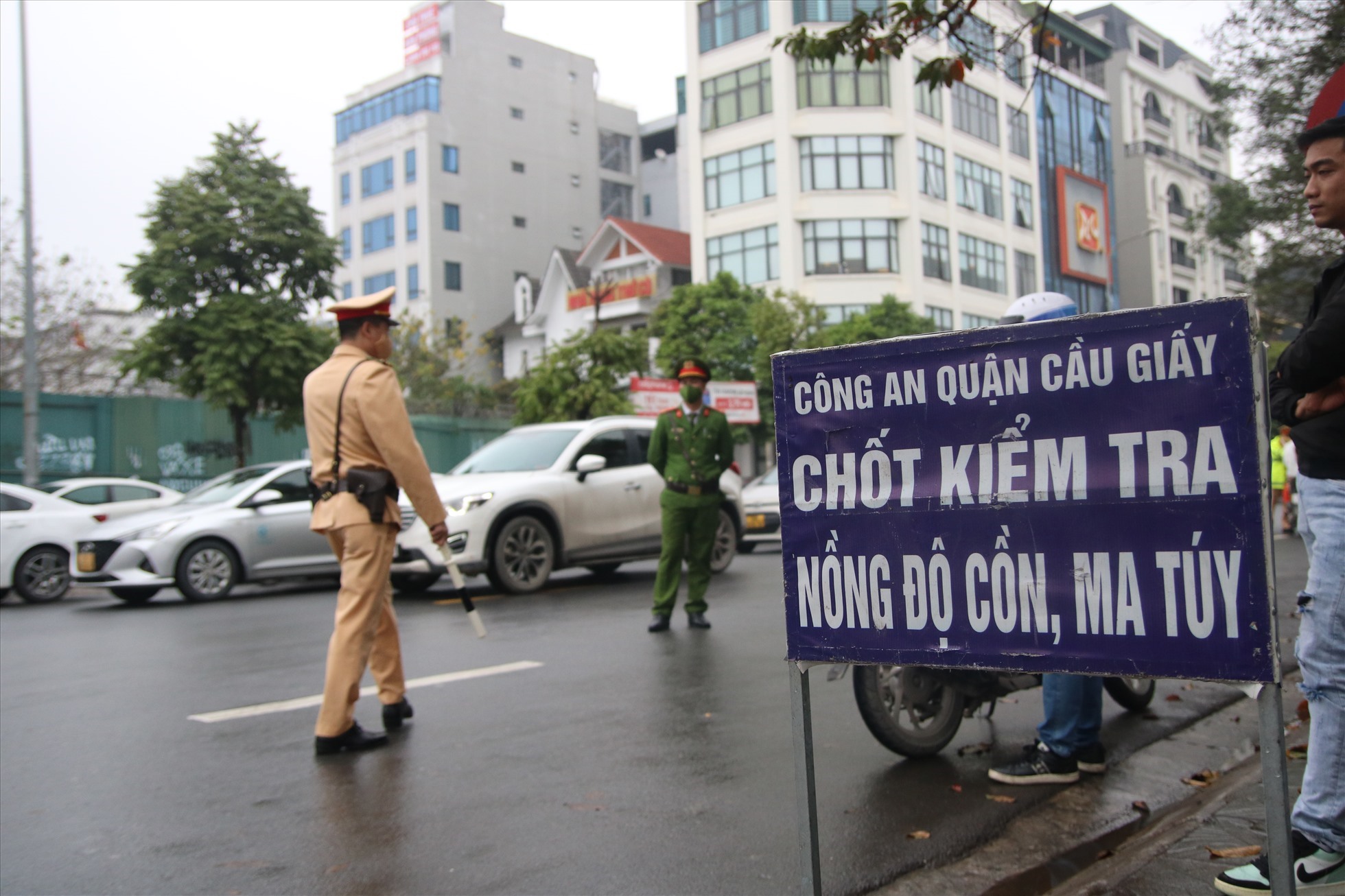 Báo chốt kiểm tra của lực lượng chức năng là vi phạm pháp luật - Ảnh 1.