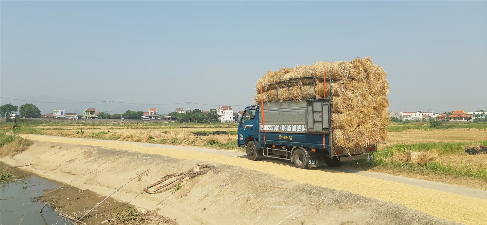 Nghề đi buôn rác ngoài đồng ở Quảng Nam, nắng đổ lửa vẫn mải mê mua mua, bán bán - Ảnh 9.