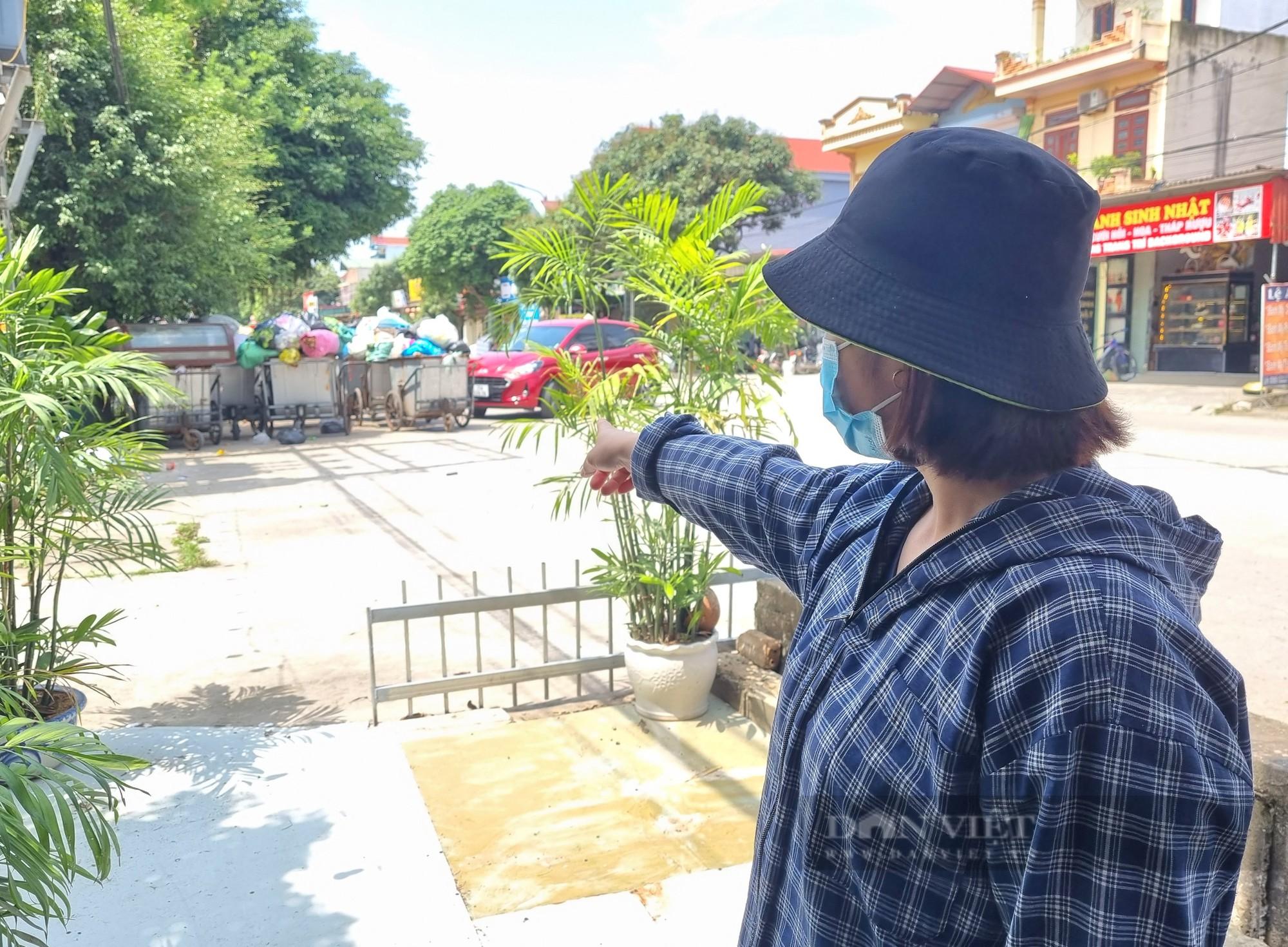 Xã nông thôn mới ở Ninh Bình rác thải tập kết trước nhà dân, trường học - Ảnh 2.