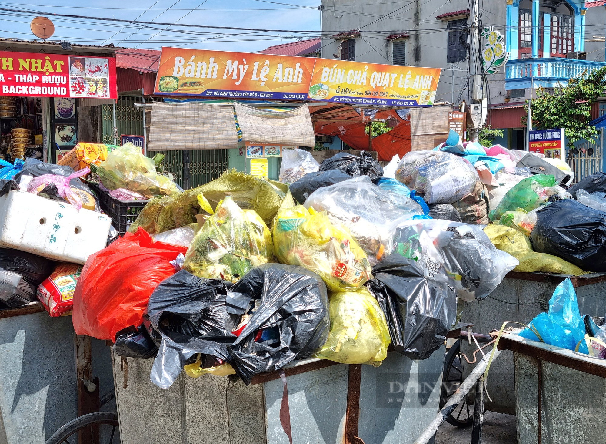 Xã nông thôn mới ở Ninh Bình rác thải tập kết trước nhà dân, trường học - Ảnh 3.