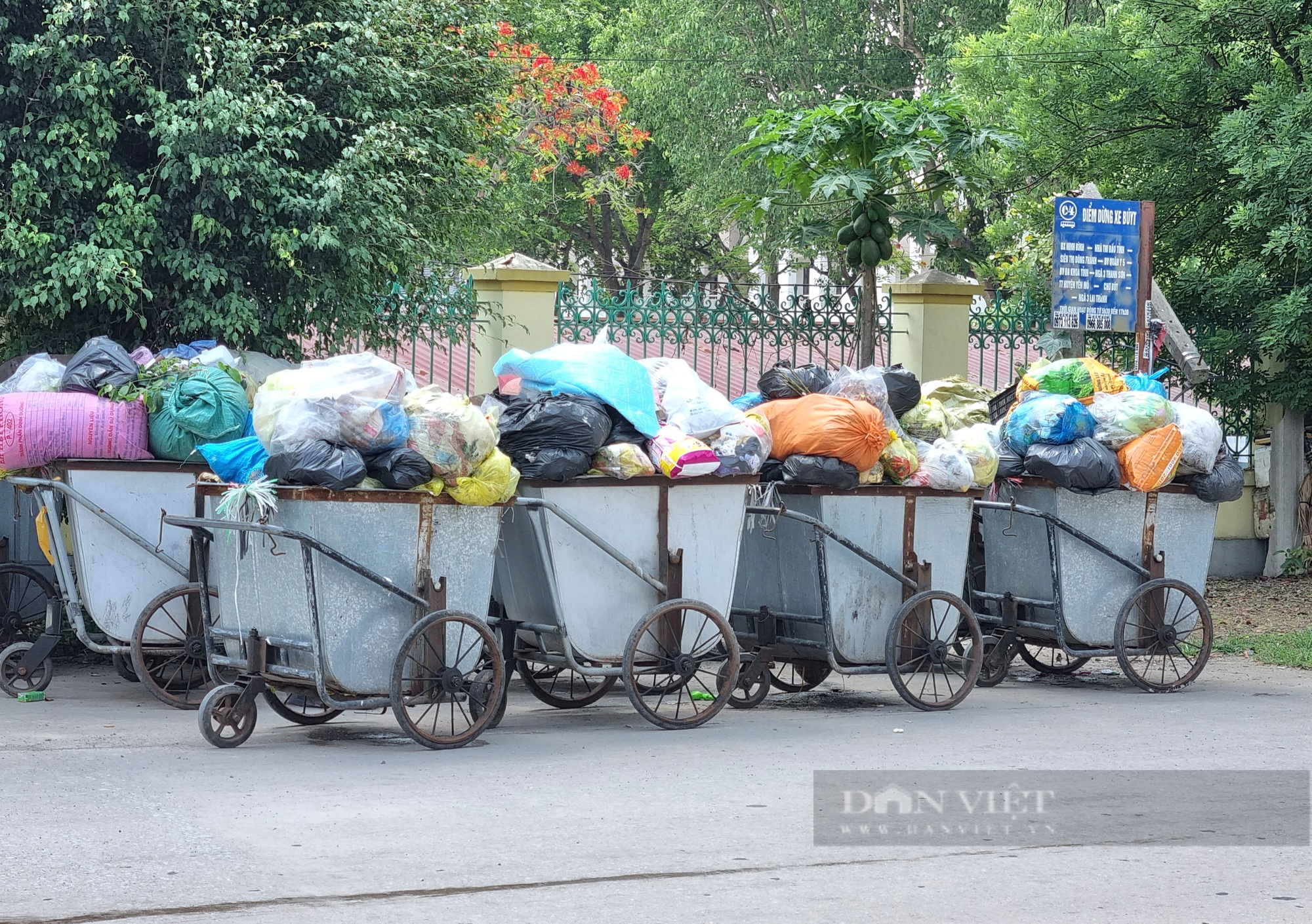 Xã nông thôn mới ở Ninh Bình rác thải tập kết trước nhà dân, trường học - Ảnh 5.