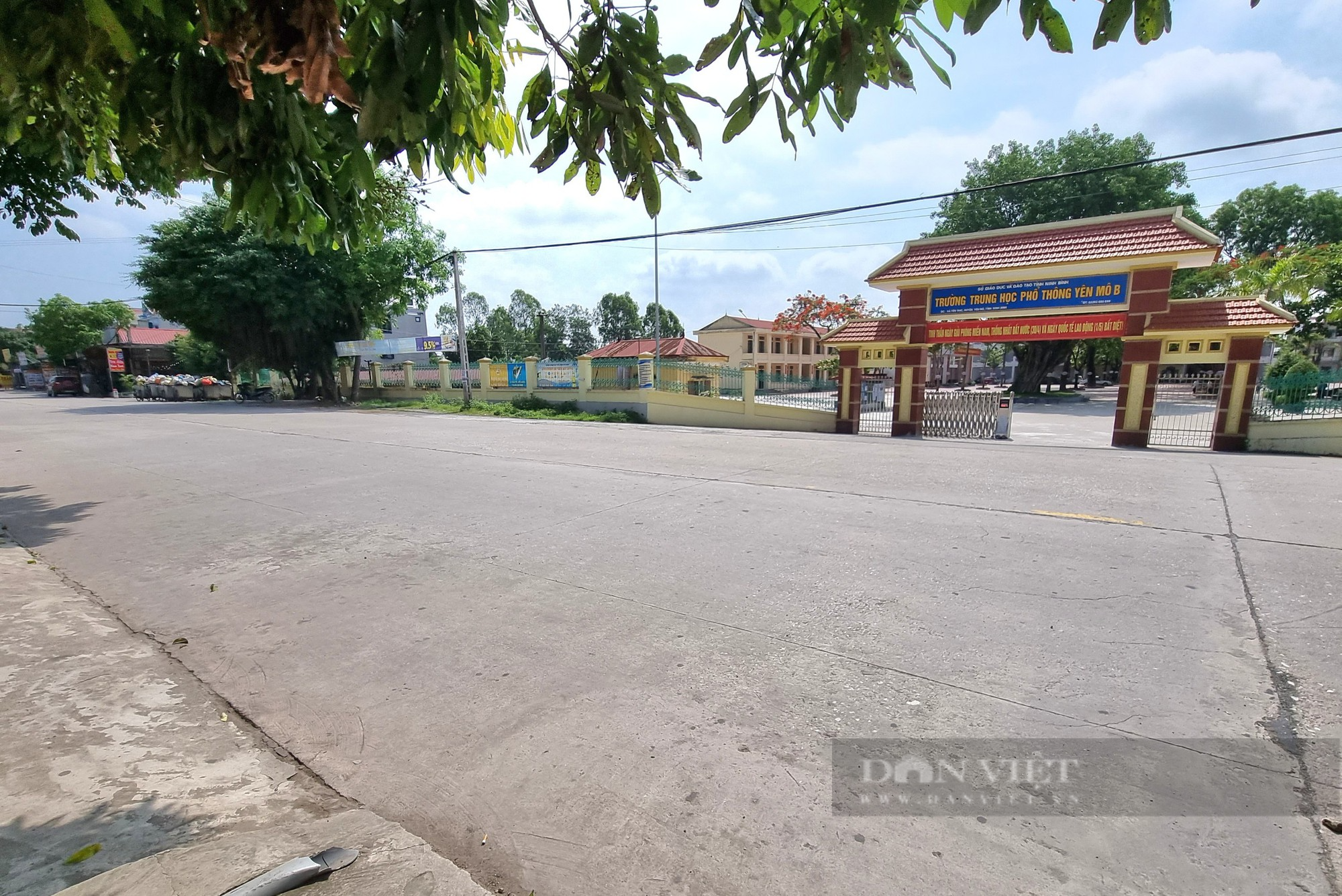 Xã nông thôn mới ở Ninh Bình rác thải tập kết trước nhà dân, trường học - Ảnh 6.