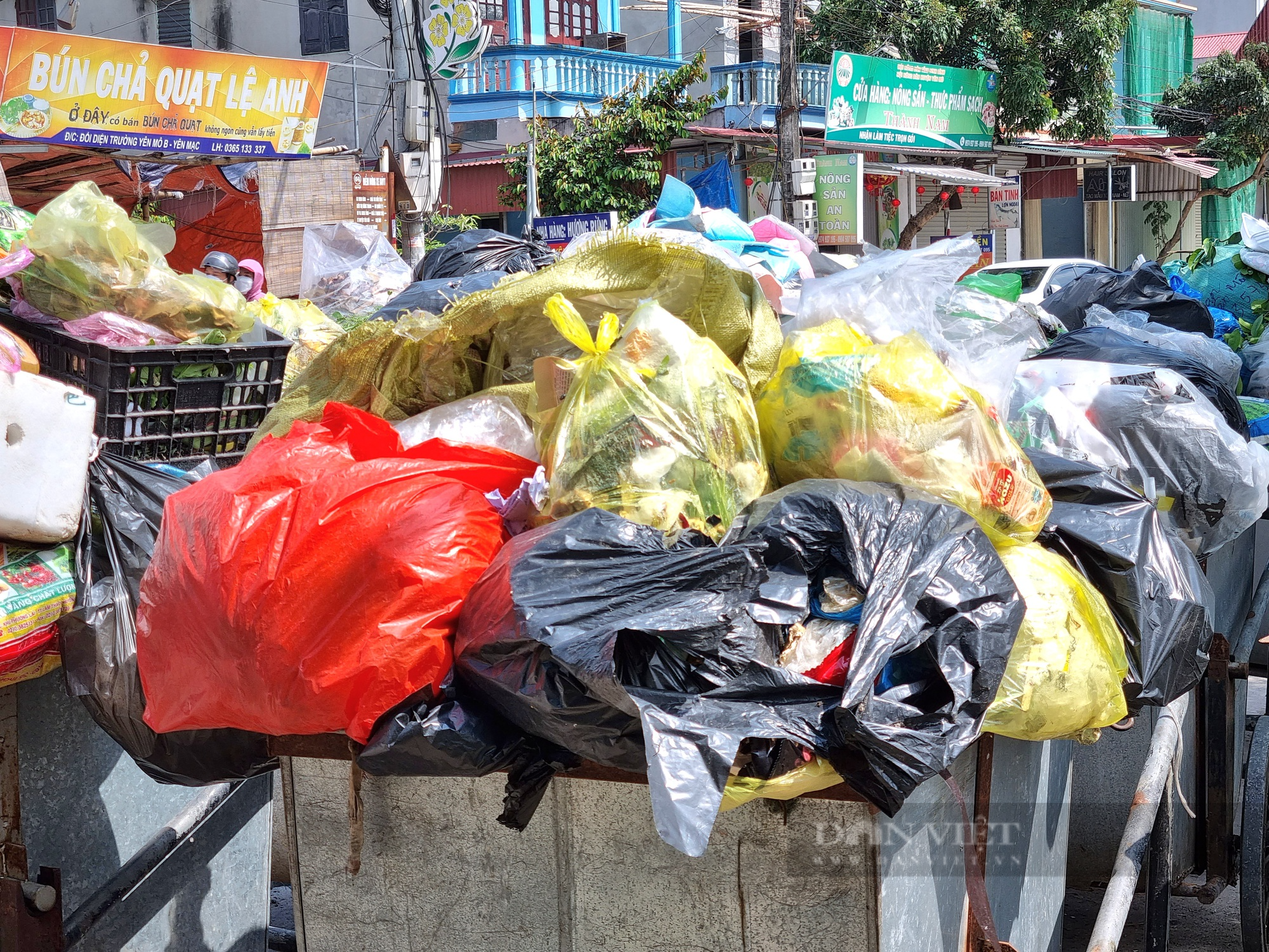 Xã nông thôn mới ở Ninh Bình rác thải tập kết trước nhà dân, trường học - Ảnh 7.